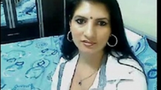 Hot & lewd high class bhabhi home alone chatting on livecam